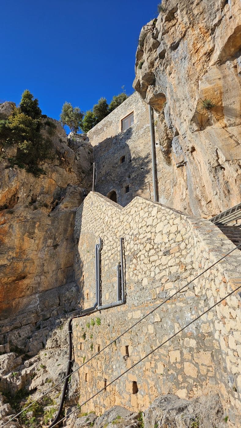 The cells of Nuns at Giouchtas (Kelia Kalogradon)