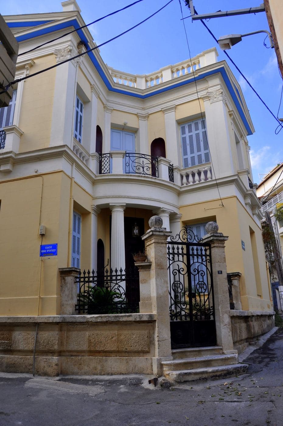 Tsahakis House