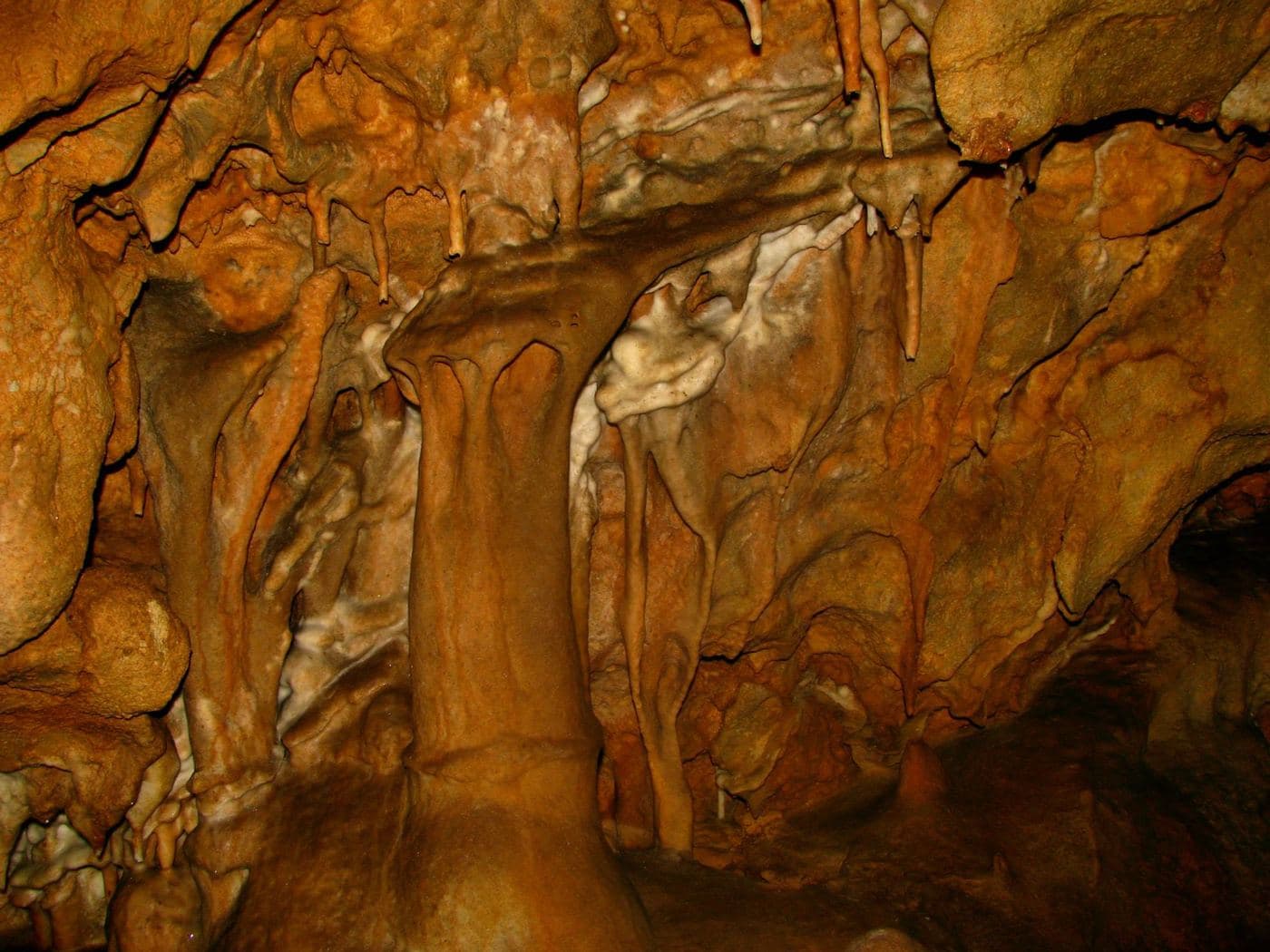 Ellinospilios Cave