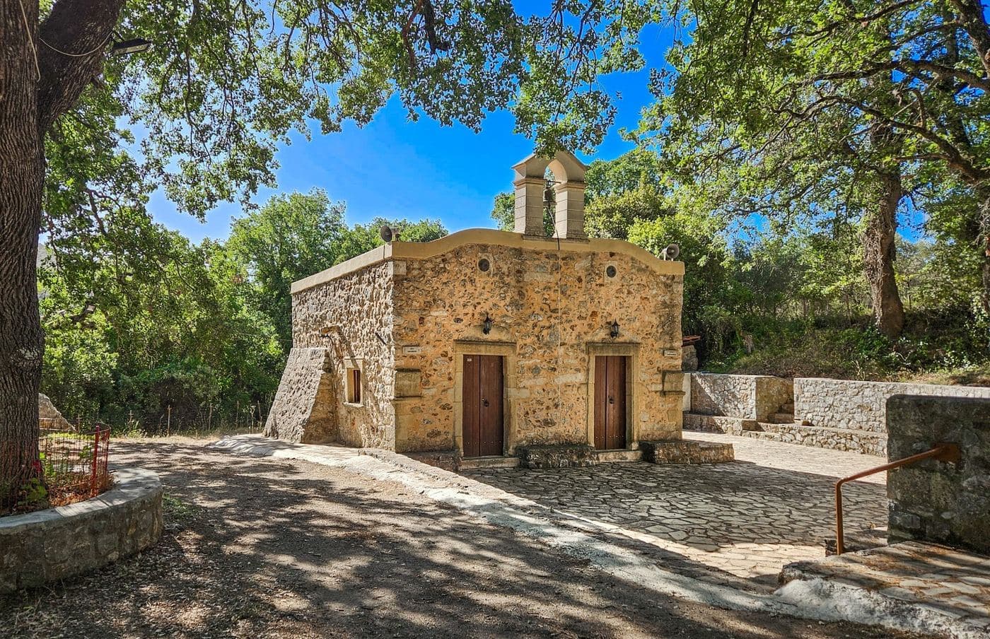 Santa Paraskevi monastery, Kastelos